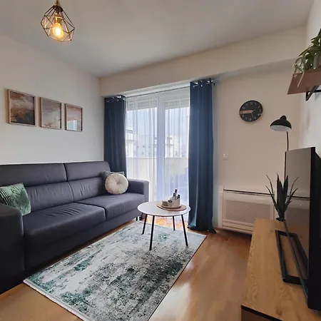 Musulin With Balcony And Garage 자다르