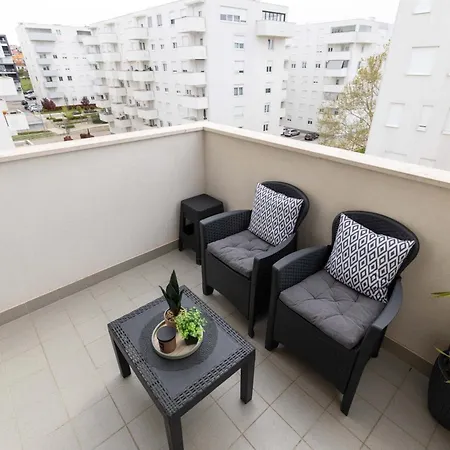 Musulin With Balcony And Garage Apartamento