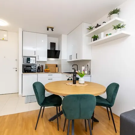 Musulin With Balcony And Garage Daire *