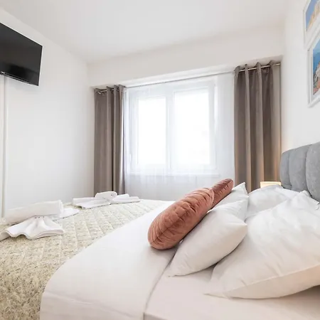 Musulin With Balcony And Garage Apartamento