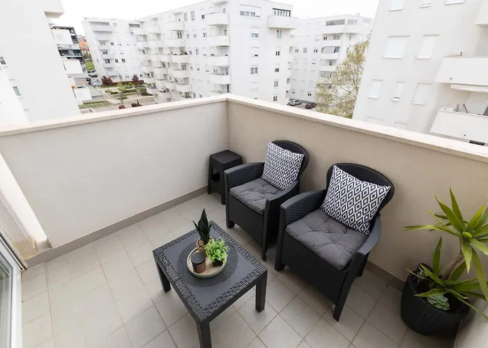 Musulin With Balcony And Garage Apartamento