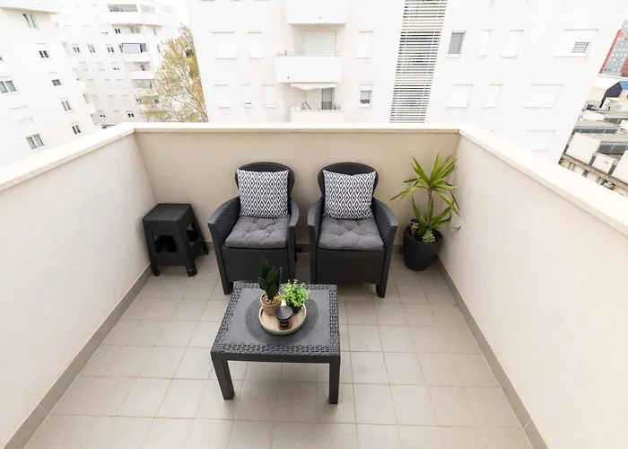 Musulin With Balcony And Garage Apartamento