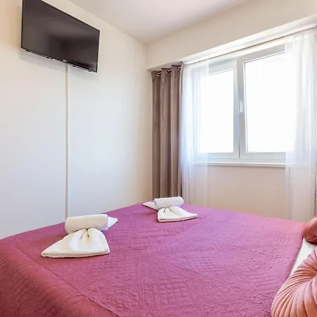 Musulin With Balcony And Garage Appartement