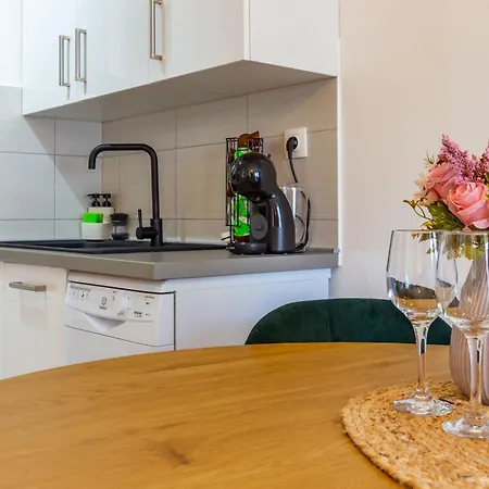 Musulin With Balcony And Garage Appartement Zadar