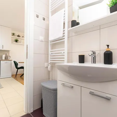 Musulin With Balcony And Garage Appartement Zadar