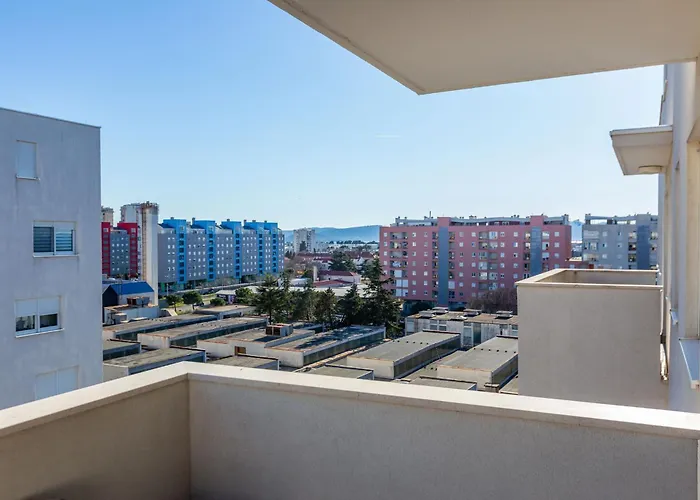 Musulin With Balcony And Garage * 扎达尔