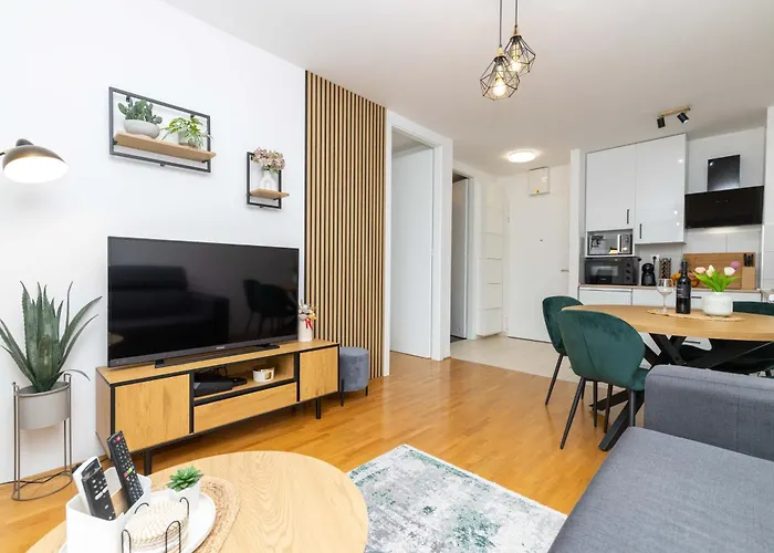 Musulin With Balcony And Garage Apartment *
